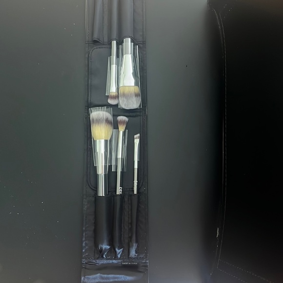 5 of 6 piece NEW NEVER USED makeup brush set by IT Cosmetics ! - Picture 2 of 3